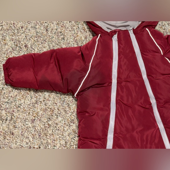 Girls, boys, 2T snowsuit Red Baby Snowsuit with Bear Hood - Picture 4 of 5